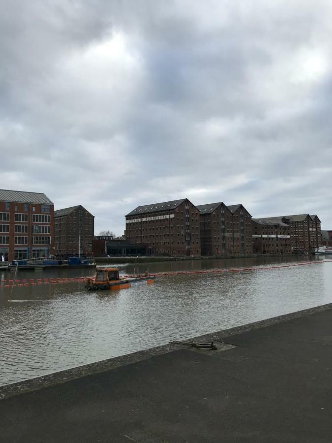 1 Bed River Apartment On The Docks Gloucester Exterior photo